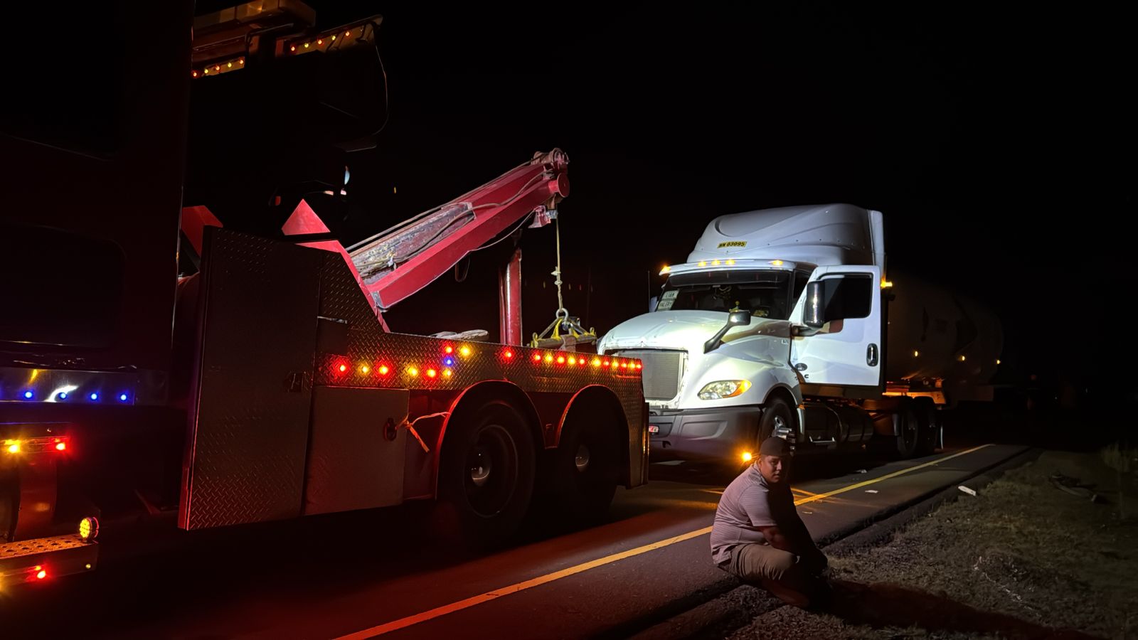 Rescate nocturno de cabezal en carretera