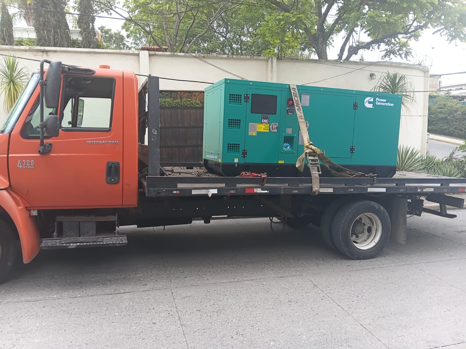 Transporte de generador eléctrico en camión de plataforma