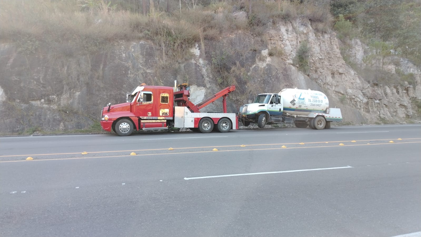 Grúa de rescate de Auto Centro V&R remolcando un camión en carretera