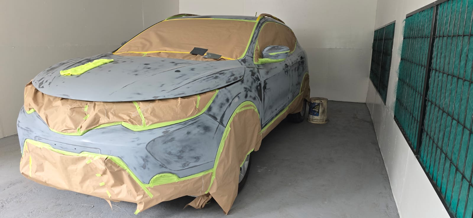 Vehículo con base primer lista para el acabado final